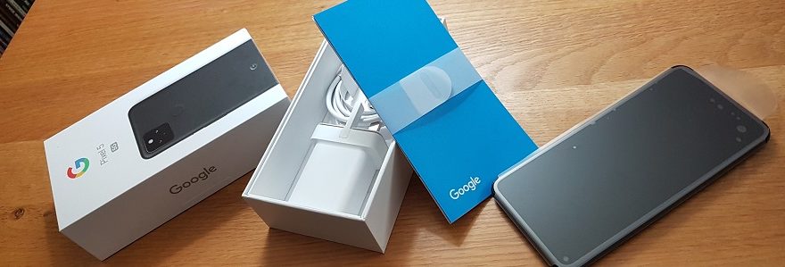 How many smartphone manufacturers sell their phones in the UK?